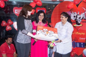 MS HEMALATHA OF STYLE ONE PRESENTING A MOMENTO TO SINGER  SRILEKHA  (Custom)