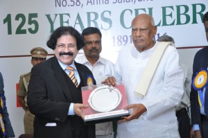 Mr.V.Murali, President of the Suguna Vilasa Sabha honouring K.Rosaiah, Governor of Tamilnadu for the 125th anniversary