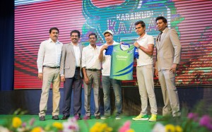 Coach Robin Singh hands over jersey to Captain S. Badrinath of Karaikudi Kaalai Team