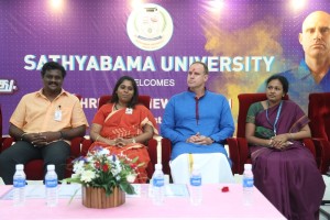 Mathew Hayden  with Sathyabama Students 1308201612
