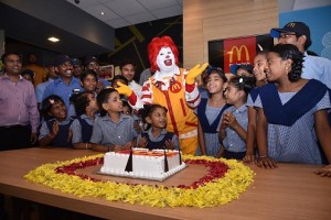 ronald-mcdonald-brand-ambassador-chief-happiness-officer-of-mcdonalds-with-children-from-child-aid-foundation-jpg-2
