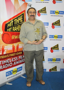 Music Producer Sanjeev kohli received the 'Hit Thhe Hit Rahenge' 'Best Song' Award for Lag Ja Gale feliciated to his father late Mr. Madan Mohan