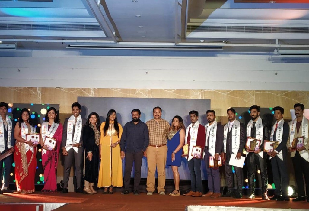 Mr. CK. Kumaravel, Co-founder, Naturals, Dr. Vasanth S. Sai, Film Director, Actress Puvisha Manoharan awarded the certificates and trophies to the future celebrities - Pic2.